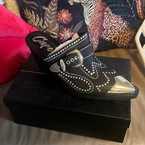 Cape Robbin
Western Embelled Mule